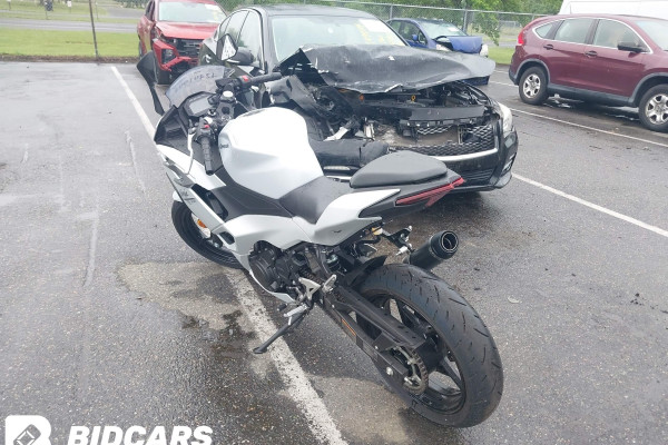 2025 Kawasaki EX500, H с пробегом 2 734 км