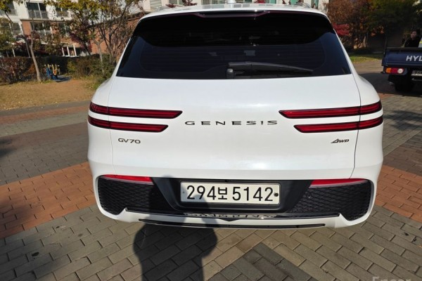 2021 Genesis GV70 с пробегом 136 884 км