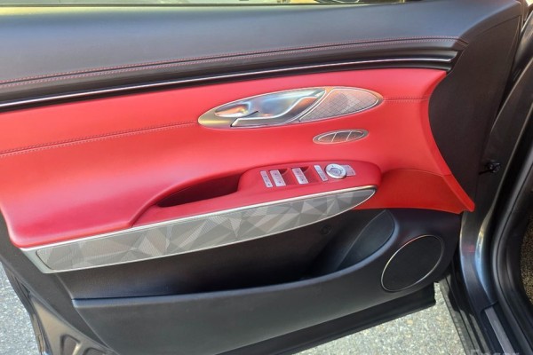 2021 Genesis GV70 с пробегом 90 000 км