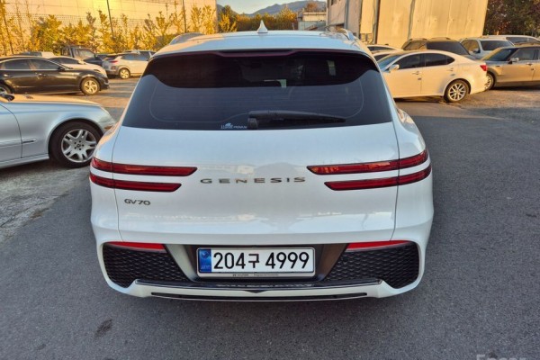 2021 Genesis GV70 с пробегом 64 000 км
