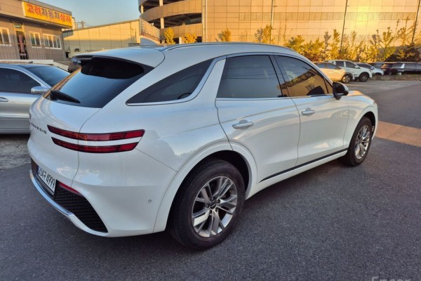 2021 Genesis GV70 с пробегом 64 000 км