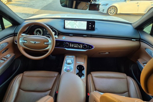 2021 Genesis GV70 с пробегом 64 000 км