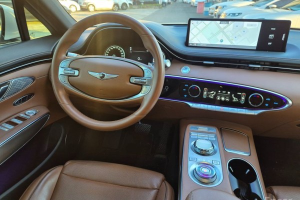 2021 Genesis GV70 с пробегом 64 000 км