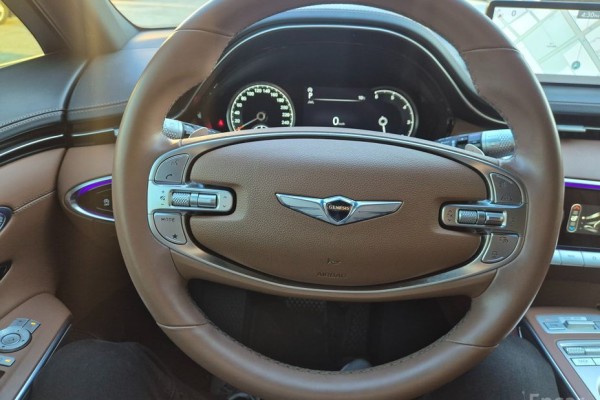 2021 Genesis GV70 с пробегом 64 000 км