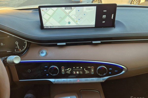 2021 Genesis GV70 с пробегом 64 000 км