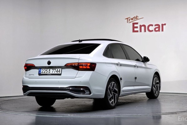 2022 Volkswagen Jetta с пробегом 33 736 км