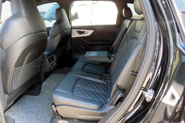 2023 Audi Q7 с пробегом 23 800 км