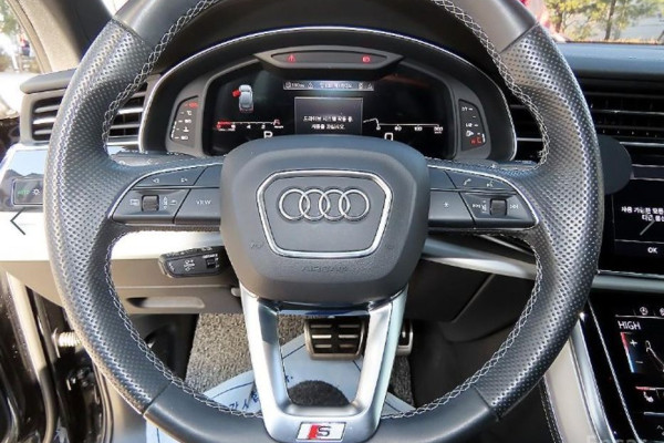 2023 Audi Q7 с пробегом 23 800 км