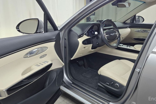 2021 Genesis GV70 с пробегом 45 909 км