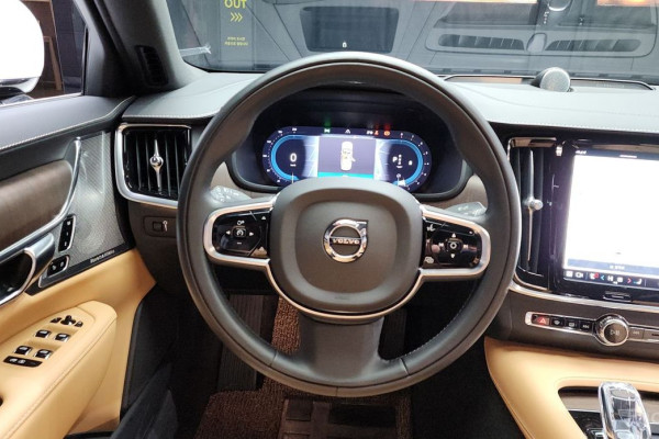 2022 Volvo S90 с пробегом 32 301 км