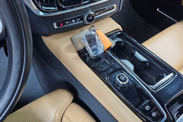 2022 Volvo S90 с пробегом 123 812 км