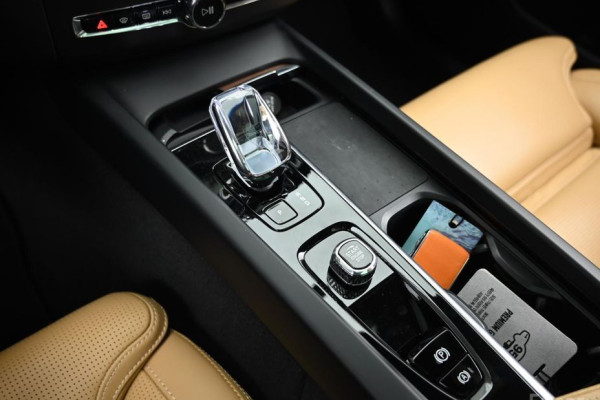 2023 Volvo XC60 с пробегом 21 936 км