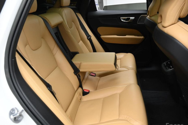 2023 Volvo XC60 с пробегом 21 936 км