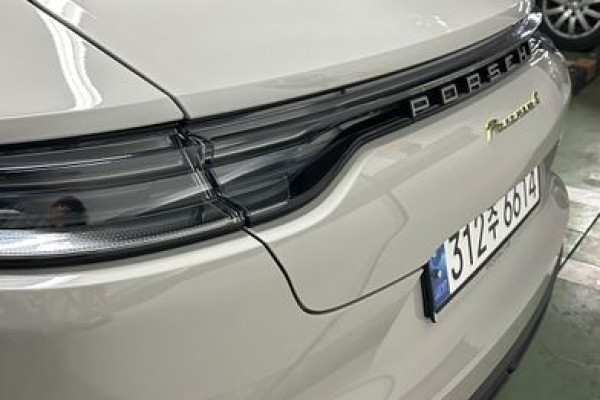 2023 Porsche Panamera с пробегом 19 000 км