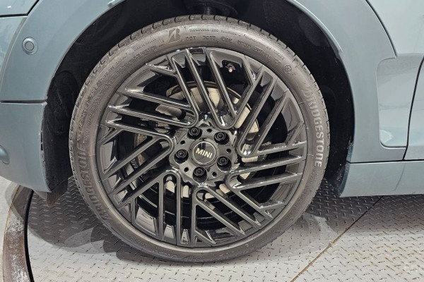 2022 Mini Clubman с пробегом 18 237 км