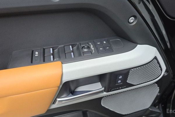 2023 Land Rover Defender с пробегом 33 675 км