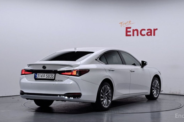 2023 Lexus ES с пробегом 22 275 км