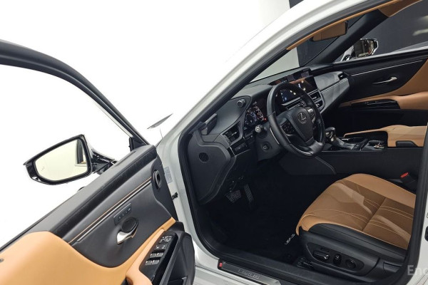 2023 Lexus ES с пробегом 22 275 км