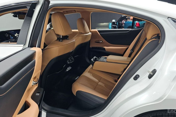 2023 Lexus ES с пробегом 22 275 км