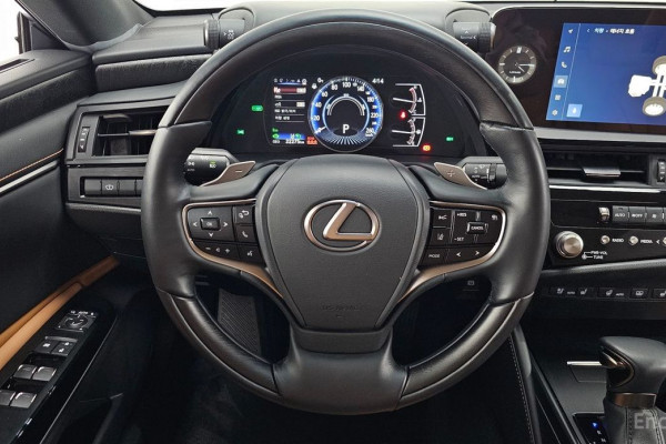2023 Lexus ES с пробегом 22 275 км