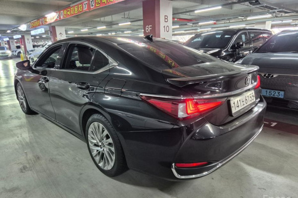 2023 Lexus ES с пробегом 81 480 км