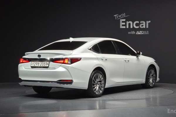 2022 Lexus ES с пробегом 60 536 км