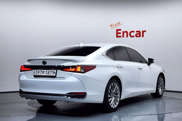 2023 Lexus ES с пробегом 23 376 км