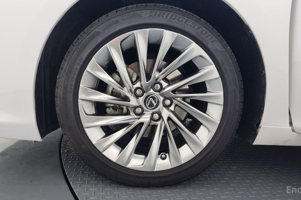 2023 Lexus ES с пробегом 23 376 км