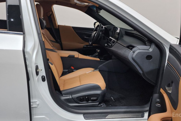 2023 Lexus ES с пробегом 23 376 км