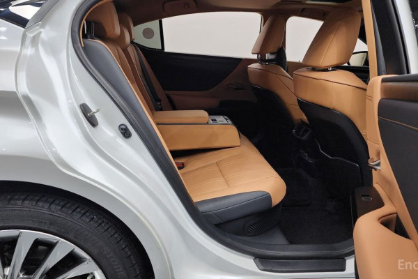 2023 Lexus ES с пробегом 23 376 км