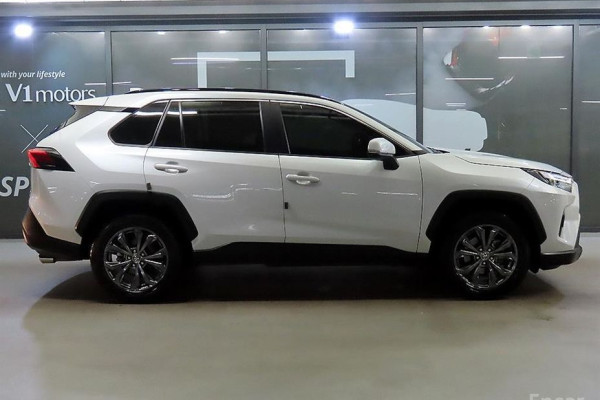 2023 Toyota RAV4 с пробегом 28 780 км