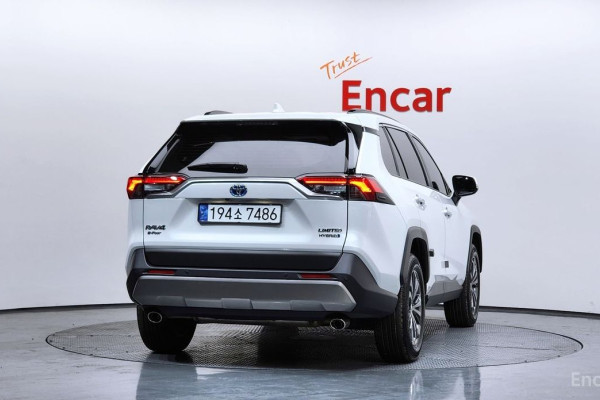 2023 Toyota RAV4 с пробегом 28 134 км