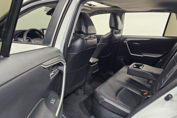 2023 Toyota RAV4 с пробегом 42 504 км