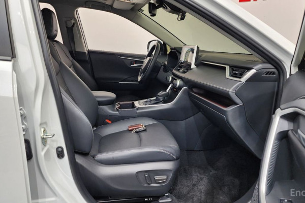 2023 Toyota RAV4 с пробегом 28 134 км