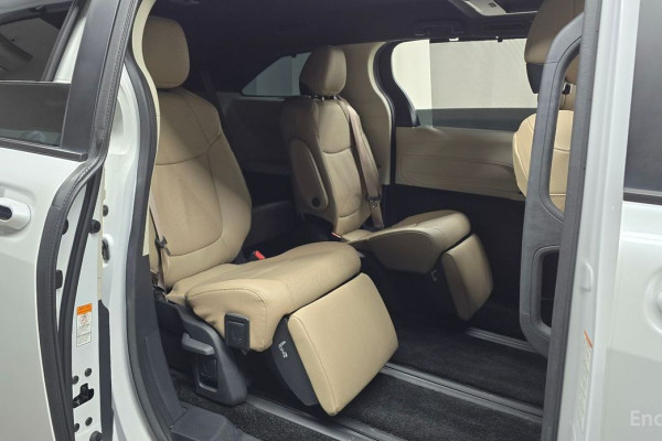 2023 Toyota Sienna с пробегом 12 363 км