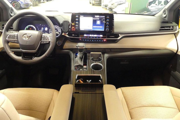 2023 Toyota Sienna с пробегом 30 331 км