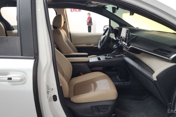 2023 Toyota Sienna с пробегом 27 963 км
