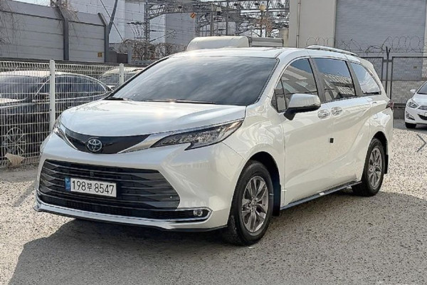 2022 Toyota Sienna с пробегом 27 050 км