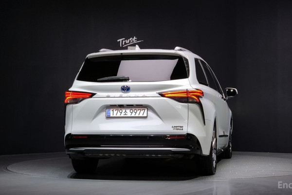 2023 Toyota Sienna с пробегом 23 958 км