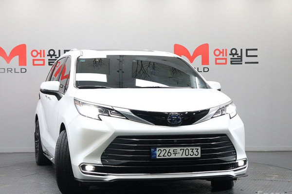 2023 Toyota Sienna с пробегом 33 945 км