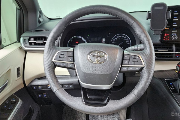 2023 Toyota Sienna с пробегом 23 958 км