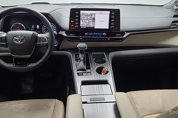 2023 Toyota Sienna с пробегом 49 957 км