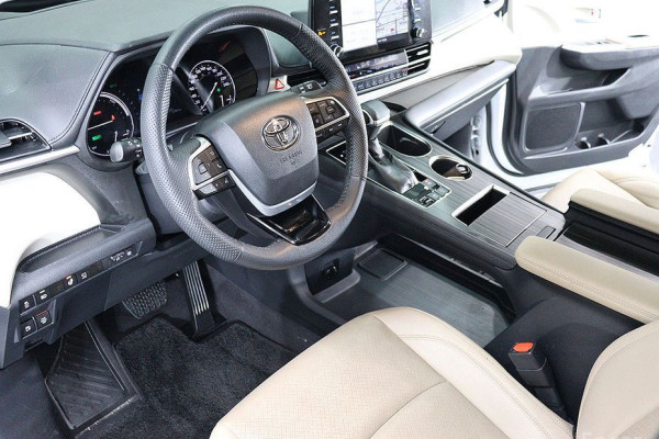 2023 Toyota Sienna с пробегом 33 945 км