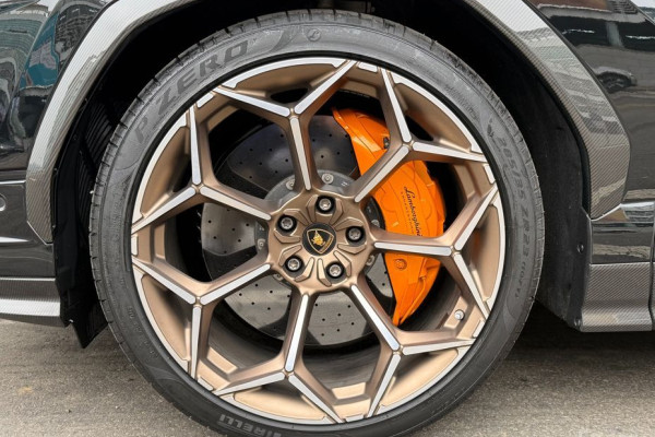 2023 Lamborghini Urus с пробегом 17 000 км