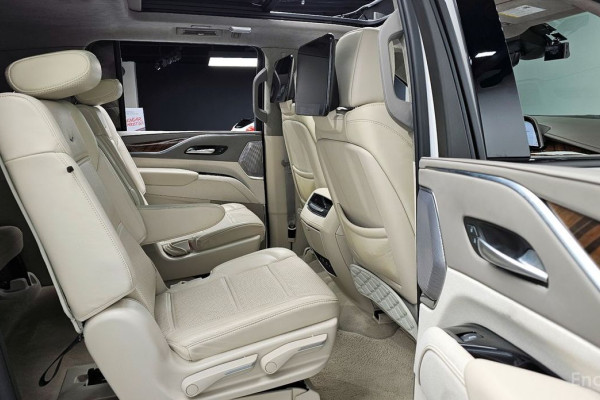 2023 Cadillac Escalade с пробегом 17 657 км