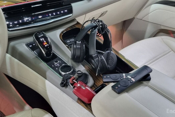 2023 Cadillac Escalade с пробегом 15 615 км