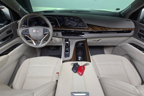 2023 Cadillac Escalade с пробегом 15 615 км