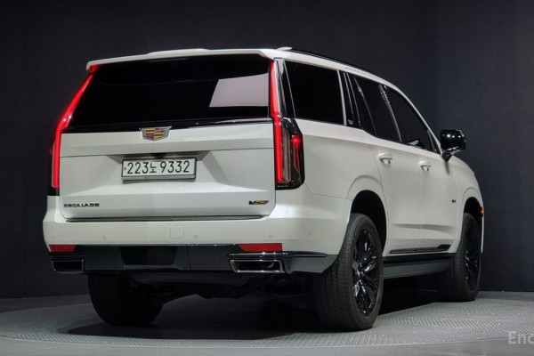 2023 Cadillac Escalade с пробегом 65 875 км