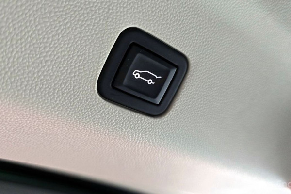 2023 Cadillac Escalade с пробегом 15 615 км