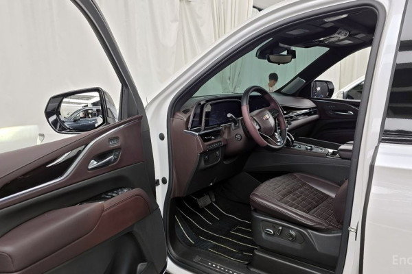 2023 Cadillac Escalade с пробегом 65 875 км